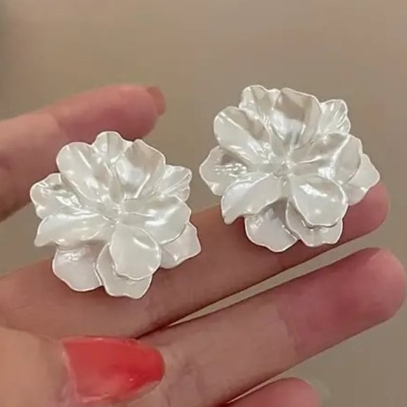 Earrings Large Exquisite White Flower Pearly Shine Ornaments Glam Statement New - Picture 4 of 5